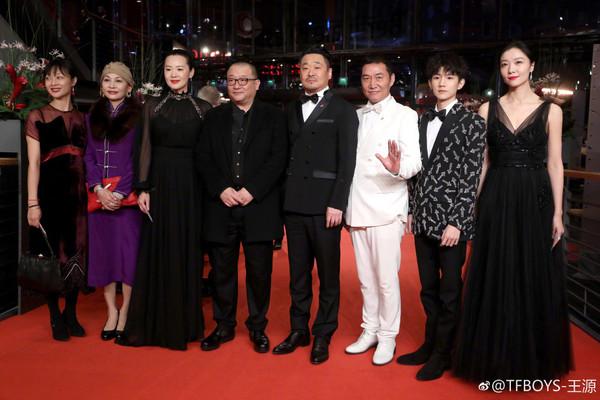 他走紅毯脫隊！一回神急了丟下攝影師狂追，外媒拉他回來：停下停下！