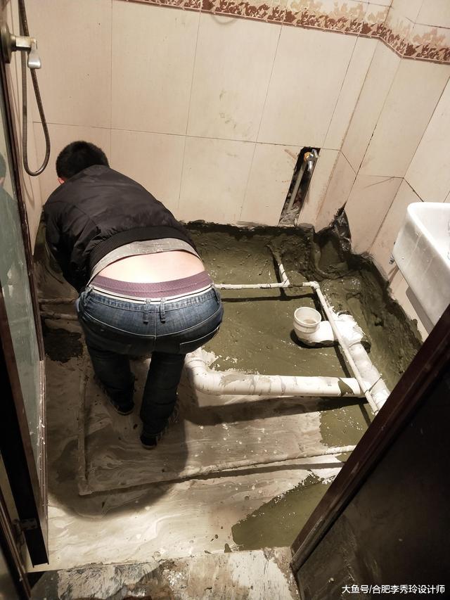做完闭水试验，我发现卫生间防水层一阵一阵泛白，被师傅坑惨了