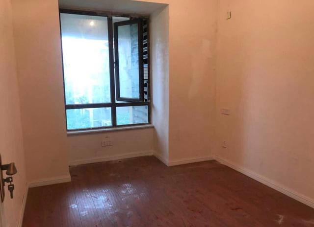 新房实拍硬装完工花了7万，还没来得及打扫，客厅特别抢眼