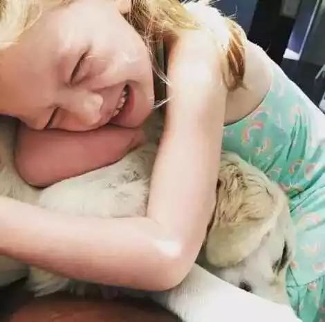 独臂女孩遇到少了一条腿的狗狗，就让我们做彼此的天使