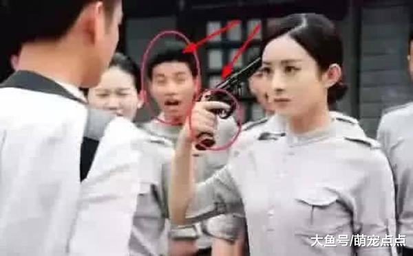 那些让导演晕倒在厕所的穿帮镜头，热巴在烤自己的腿，赵丽颖笑了