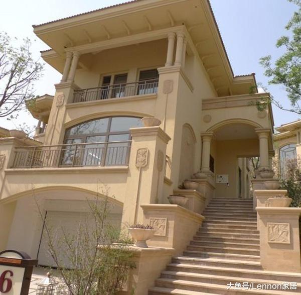 外墙贴瓷砖已经过时了，现在都流行装这种代替，安全又美观