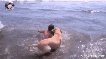 狗狗救“落水”小主人，咬住头发就往岸上拖，太让人暖心了