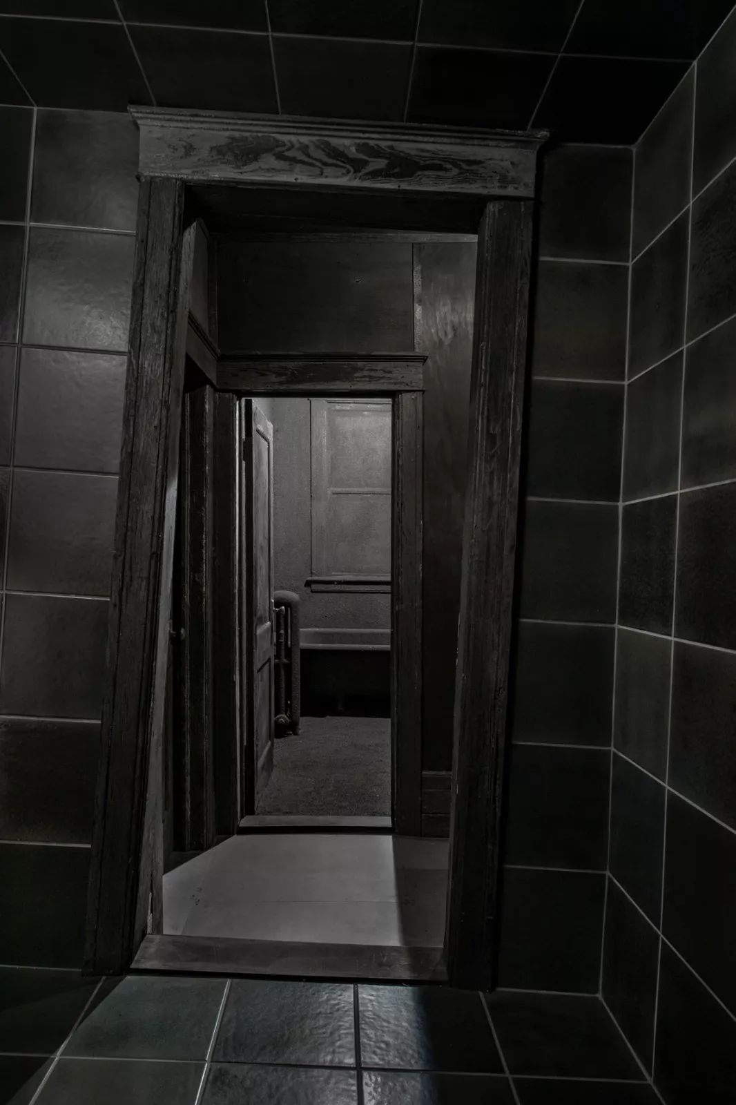 Anders Ruhwald：将废弃的底特律建筑改造成全黑装置