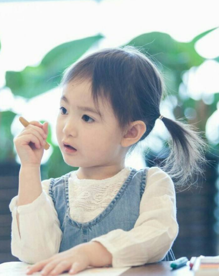 奥利近期的长大的照片被翻了出来,如今的奥利已经长大了很多,已经是个