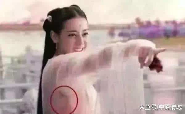 史上最“尬”穿帮镜头：光头强套用车牌，热巴穿的也太清凉了吧！