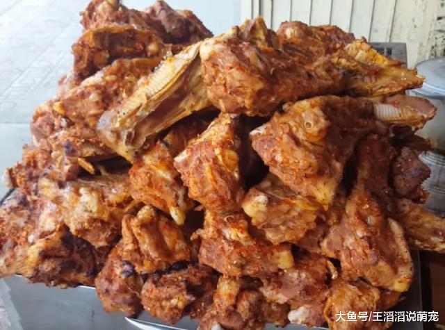 泰国街头的“烤骨肉”，一斤200，越吃越不对劲，多亏网友提醒
