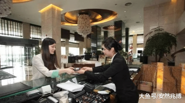 女面试官：你和我一起出差酒店就剩一间房咋办？第3位回答被录用