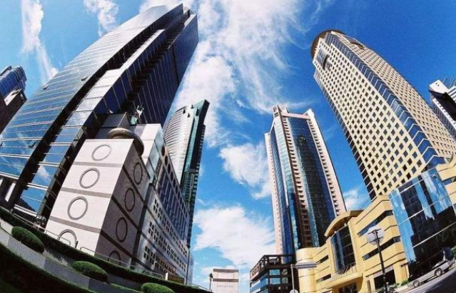 专家不认为买房影响消费，因为租房也得花钱，且年轻人约束力差