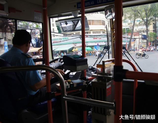 司机与女子冲突致公交车失控，原因竟只是一元钱？