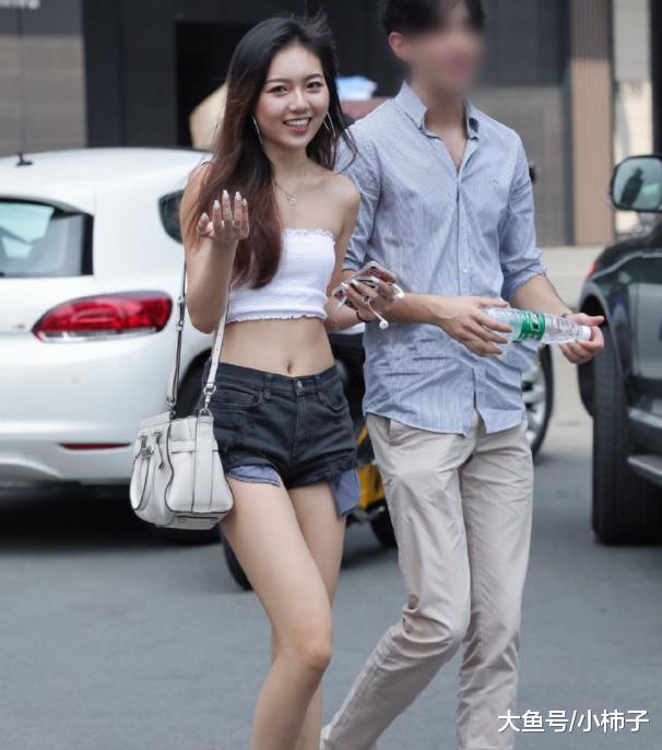 小姐姐打扮太漂亮，身旁的男生紧张了