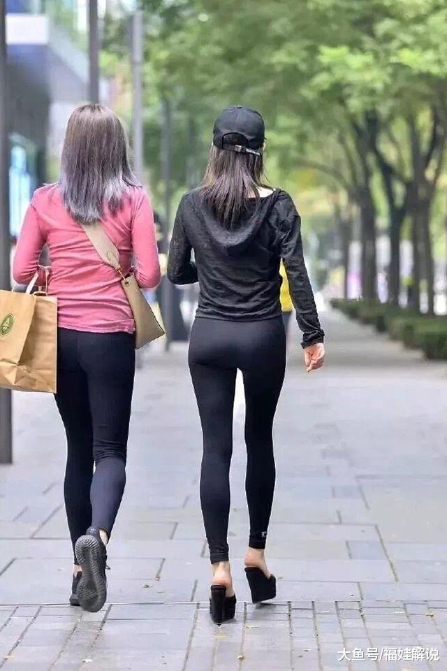 街拍：打底裤小姐姐的穿着彰显甜美女神风范！