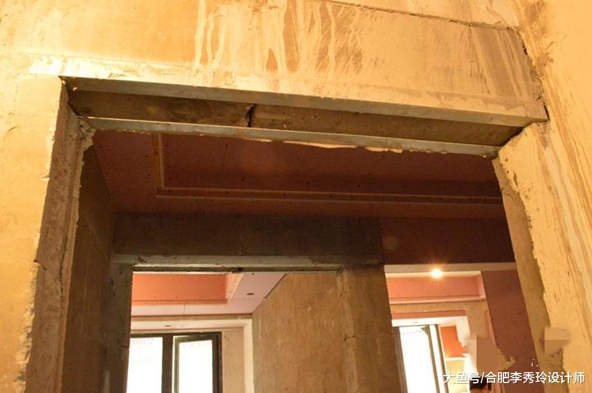 师傅装修偷工减料, 门头做过梁却不放钢筋, 业主: 拿我生命开玩笑?