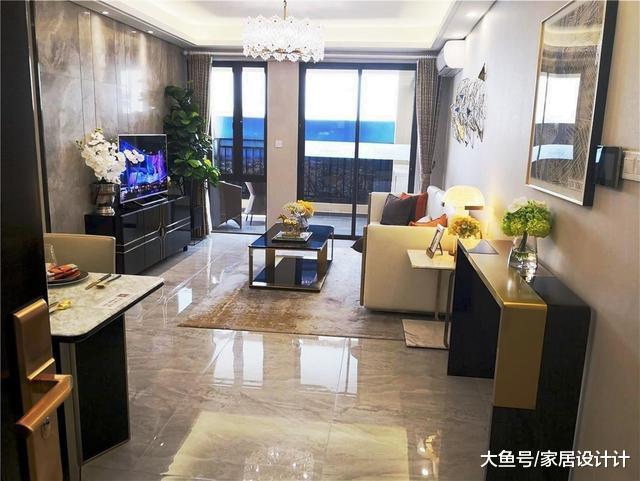 媳妇看上了样板房，85平米小三居，价格比毛坯贵了13万，要买吗？