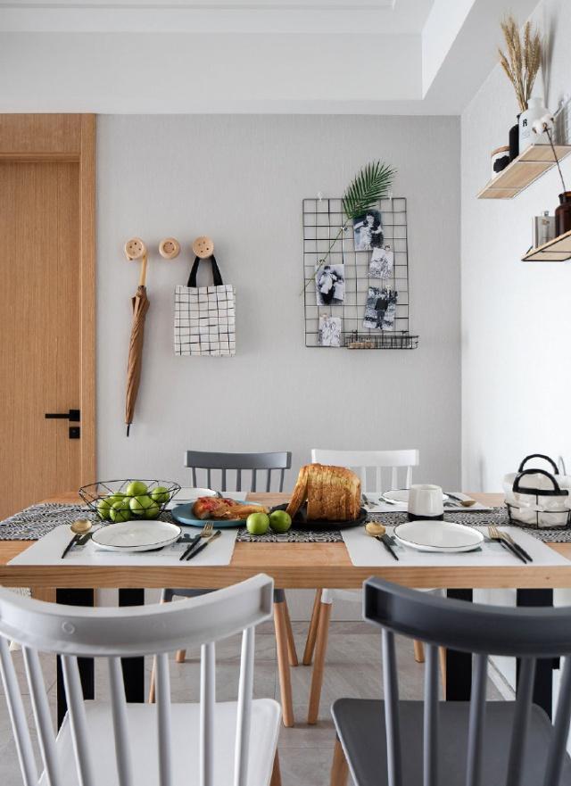 结合当下流行的黑白灰元素，给业主打造一个简约又有活力的家