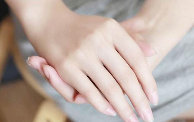 双手粗糙干裂难看又显老, 用这些小秘方护手, 小手越来越白嫩