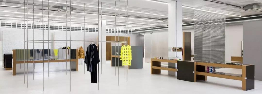 代表着时尚前卫的服装概念店，还能看得出是旧仓库改造的吗？