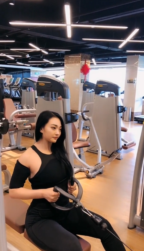 健身房拉背的美女，这种微胖的体型你喜欢吗？