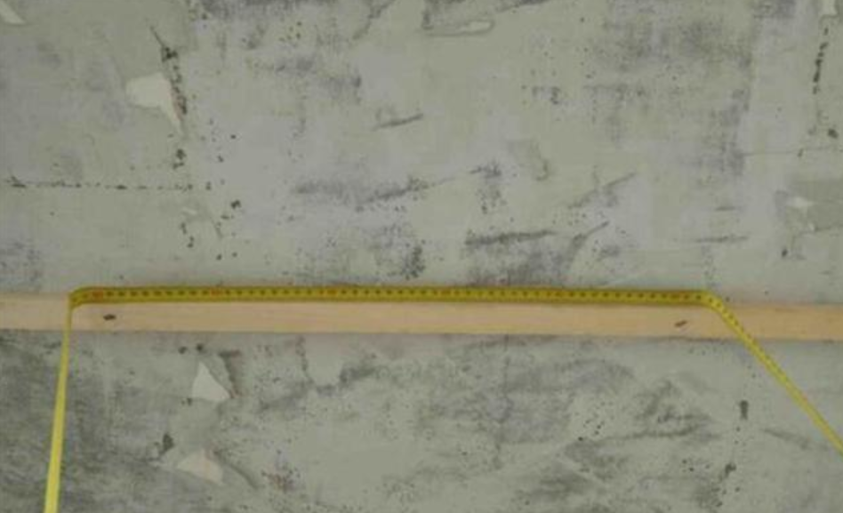 吊顶施工，师傅说业主的做法影响到他了，业主直说：那你走吧