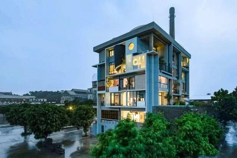 她改造了一个旧车间, 6个老友住在一起, 过起了“无界生活”