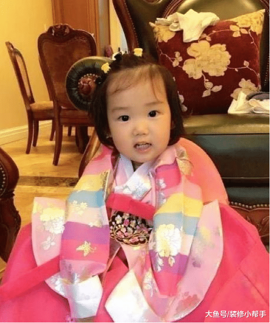 凤凰传奇玲花晒出自己豪宅, 楼梯都是实木打造, 还有独立的音乐室