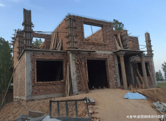 水田旁砸30万建房，为了脸面将地基抬高了2.4米惹得村里人一脸嫌弃