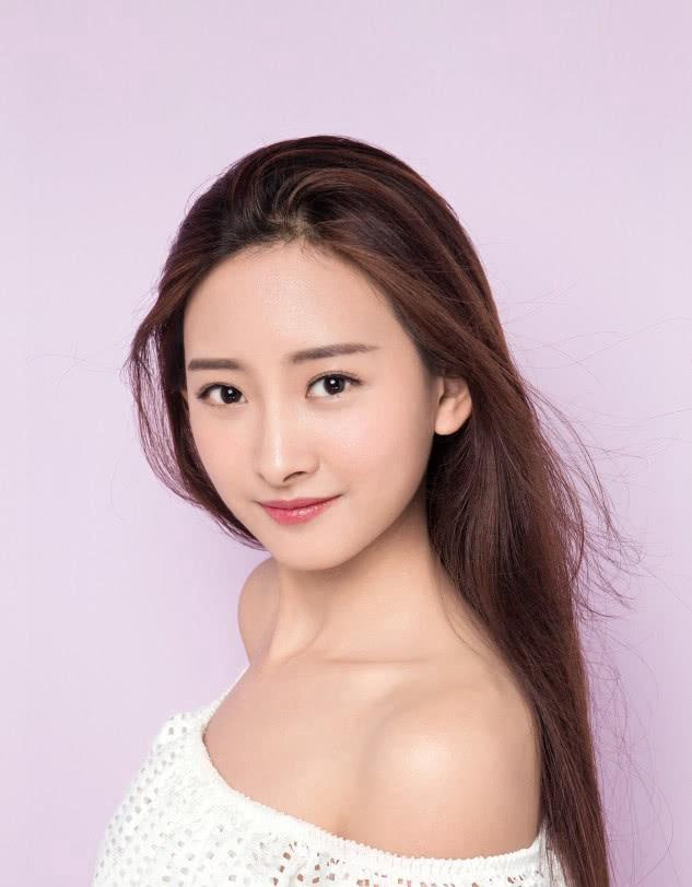 美丽动人，代文雯娇俏甜美大秀香肩锁骨