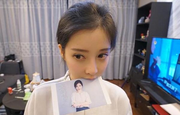 晒晒冯提莫现实中的家，家里最多东西是玩偶，钱都花在玩具上了