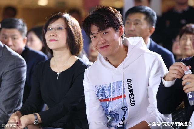 公認寵粉的6大男星，張藝興陳偉霆上榜，超摳的他對粉絲卻很大方