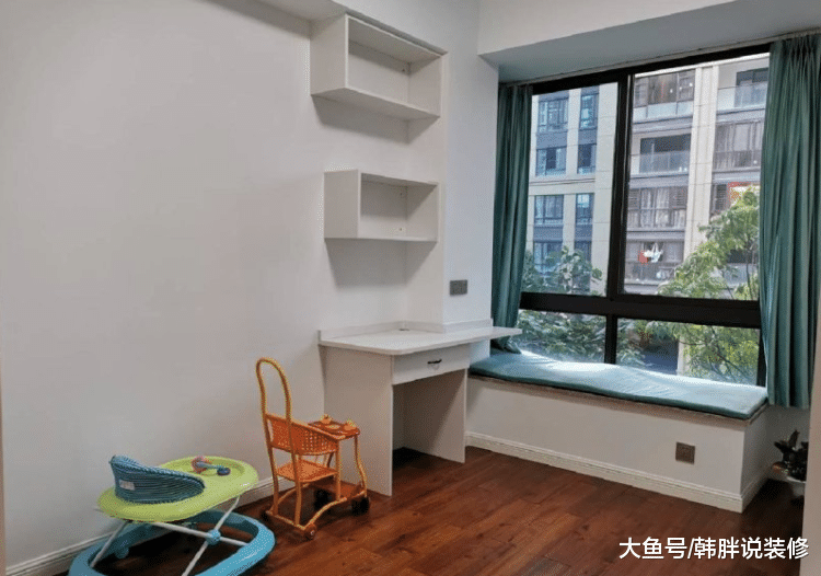 155㎡精装大四房，花了近50万承包给工程队，最爱附送的小露台