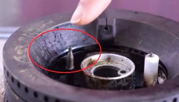 燃气灶一直按着开关才能打着火，试试这个方法，还能避免火灾发生