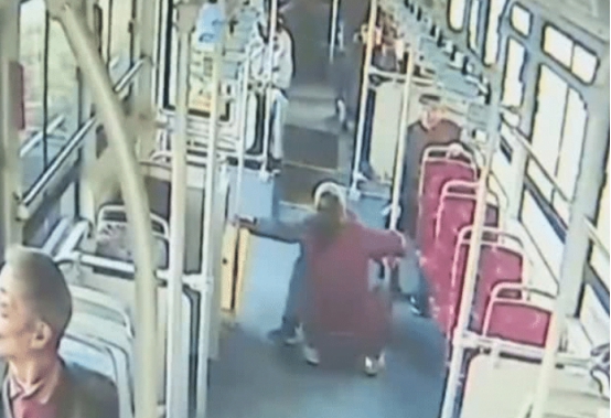 湖南一老人公交车内摔倒，司机不肯上前搀扶？司机：看监控就知道