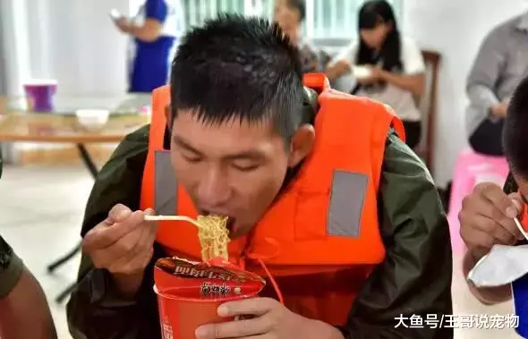 为什么泡面是救灾首选，却不能当军用干粮？兵哥哥说出了实情
