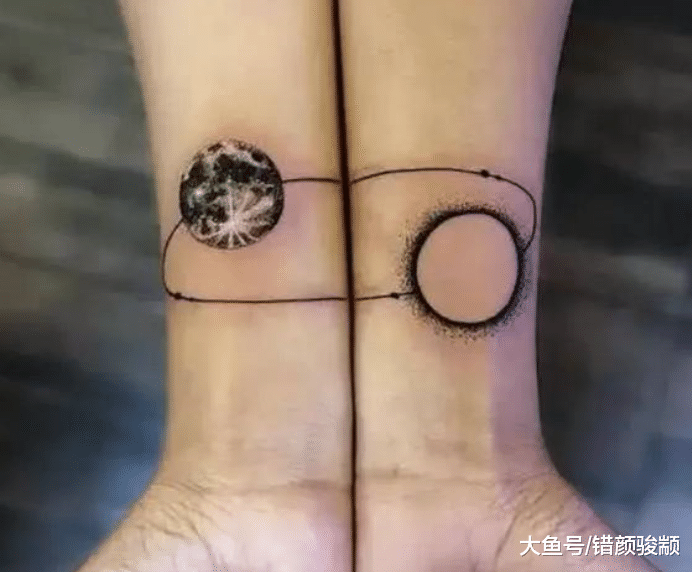 一組國外非常火爆的“情侶紋身”，網友：如果分手了咋辦？