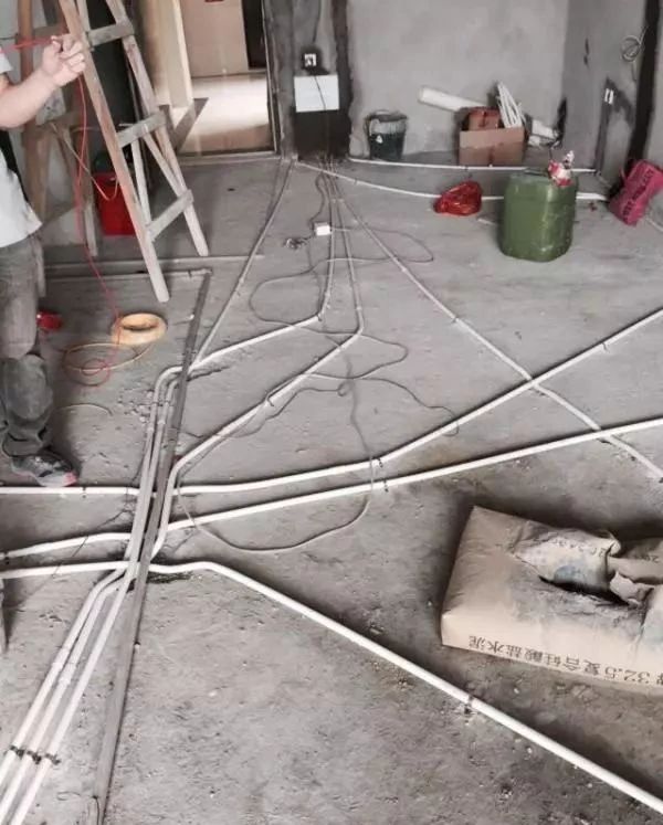 别人家的水电改造横平竖直，我家的乱成蜘蛛网，邻居却说很羡慕！