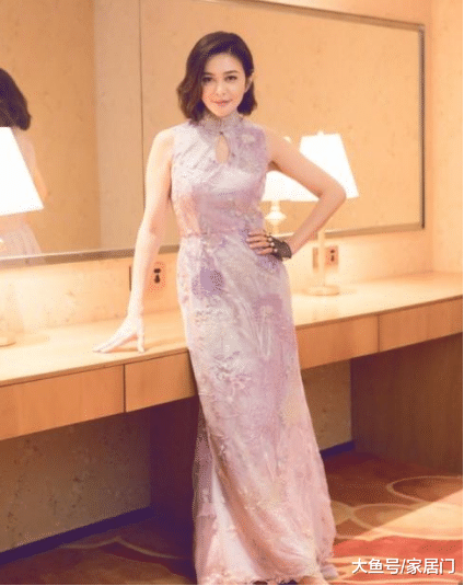 关之琳在香港的豪宅，卧室旁摆满了化妆品，装修很豪华