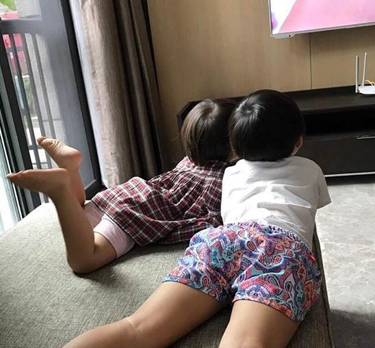 参观岳云鹏现实中的家,生活仍然很朴素,餐桌椅是农村十几年前的