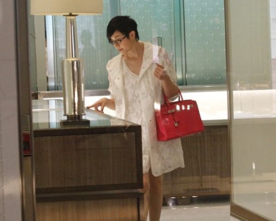 她的身价超过5亿，51岁了却还是单身一人，逛地摊与老板讨价还价