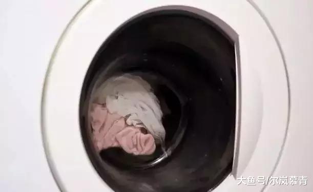 用洗衣机洗衣服切勿做这个动作，我现在才知道，衣服都白洗了！