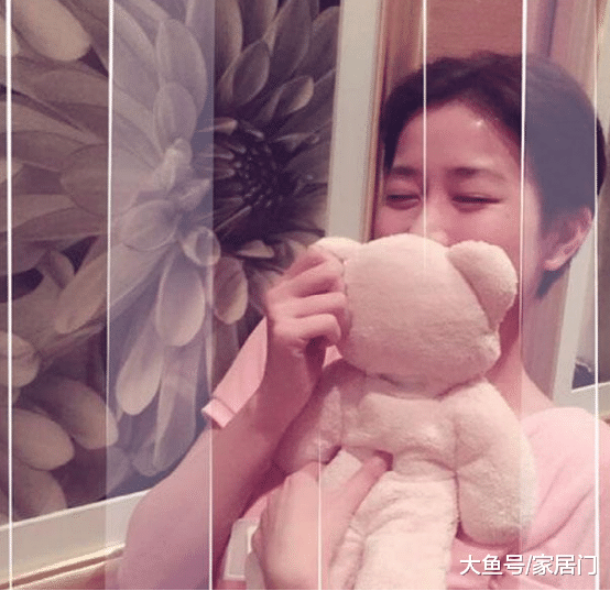 带你参观佘诗曼住的豪宅，平时在家喜欢做料理，生活中很节俭