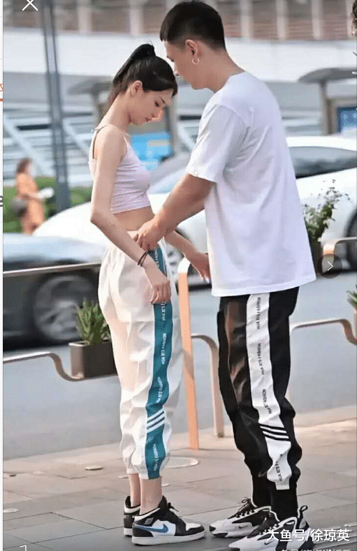 摄影：耐克情侣穿搭很般配哦，女孩穿吊带配运动裤成了焦点