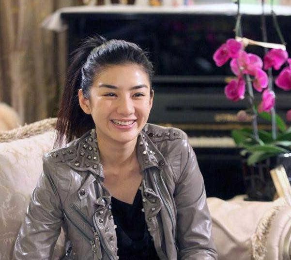 晒晒黄奕现实中的家，欧式装修气派豪华，家里却放着福禄寿佛像