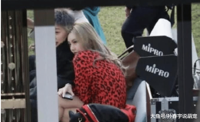 阿娇与老公领证后与罗志祥女友过圣诞, 两姐妹同框尽显身材美腿