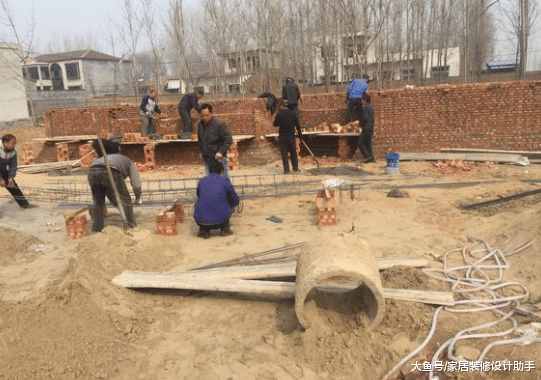 水田旁砸30万建房，为了脸面将地基抬高了2.4米惹得村里人一脸嫌弃