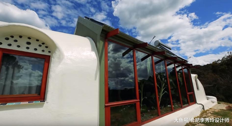 70㎡乡村小屋, 远看像一条船! 玻璃围个花房, 入户门用玻璃瓶砌, 有创意