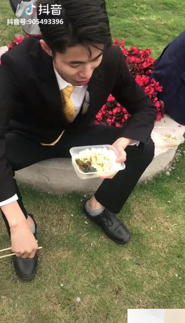 卖房小哥抖音爆红：卖着几十万的房子，吃着一块钱的方便面…