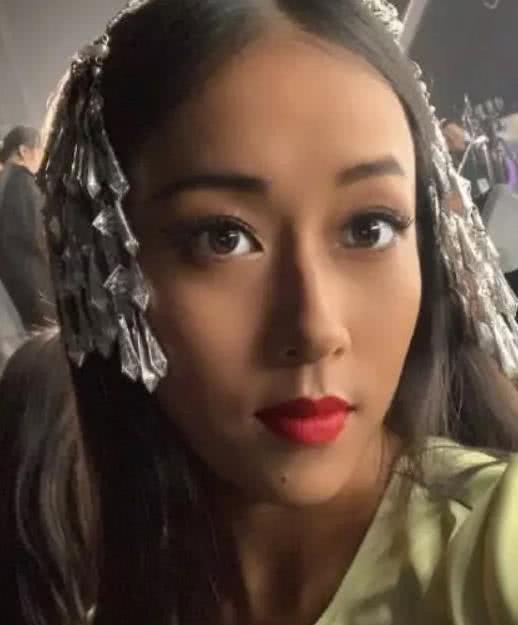 有一种“整容”叫吉克隽逸卸妆，看到素颜后，网友：为啥要扮黑？