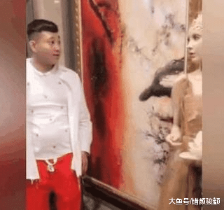 男子見“假人”長得漂亮，欲上前親吻，接下來的一幕讓他尷尬不已