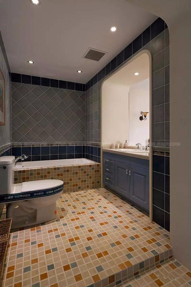 头一次见卫生间瓷砖这么贴，太漂亮了，朋友都抢着来他家上厕所