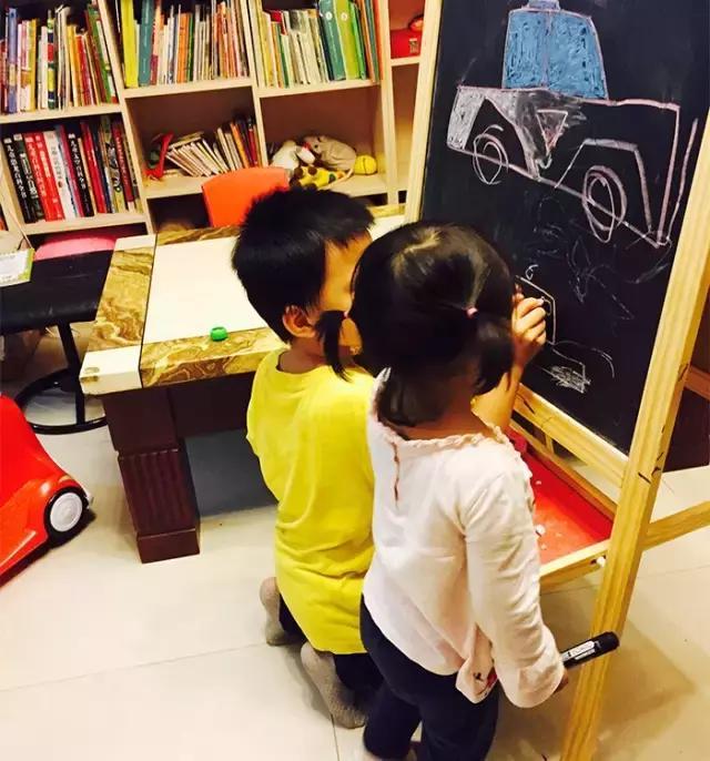 客厅变书房, 治好全家爱看电视的毛病【漫画】